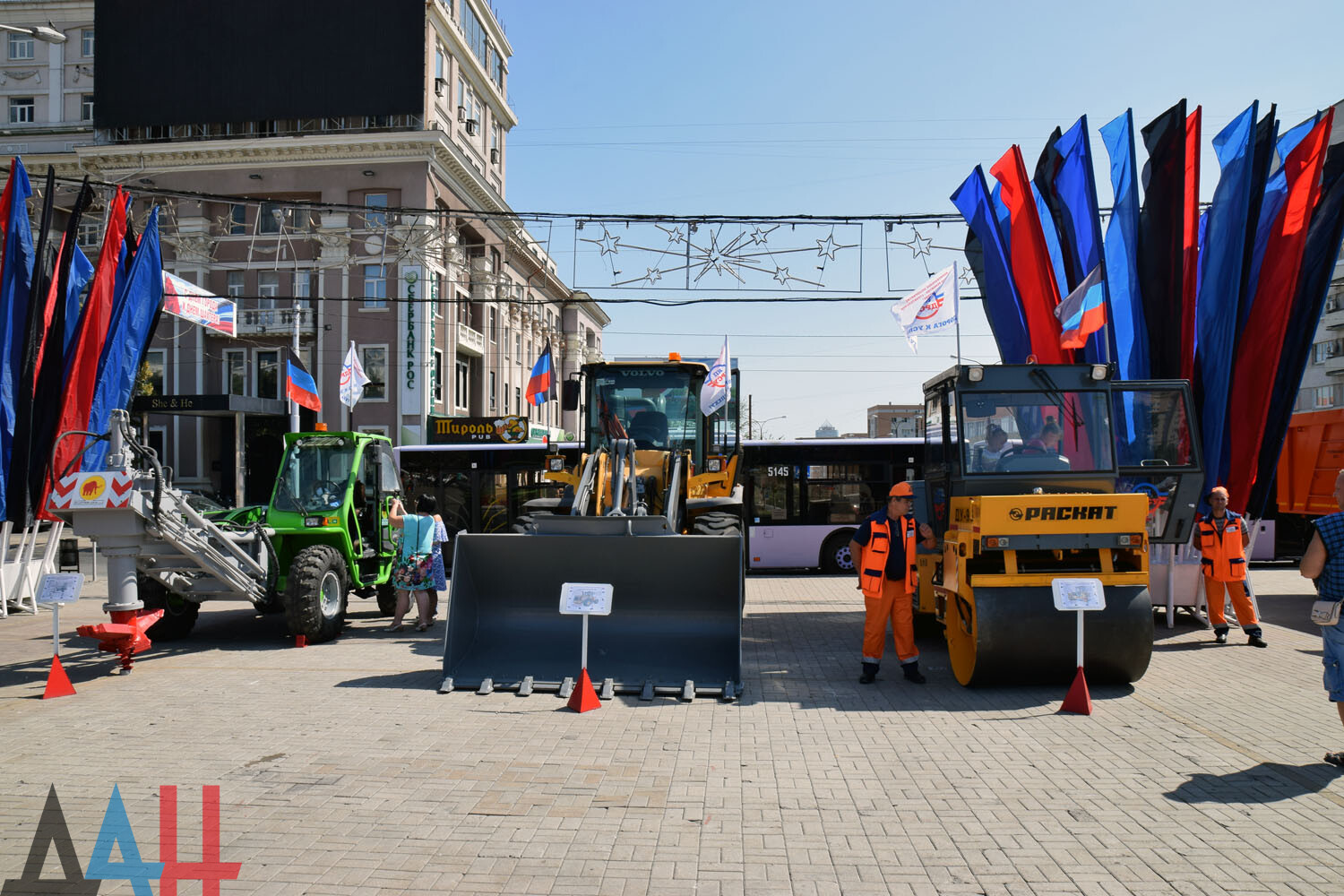 В центре Донецка впервые открылась выставка дорожно-строительной и  коммунальной техники - Общество - ДАН