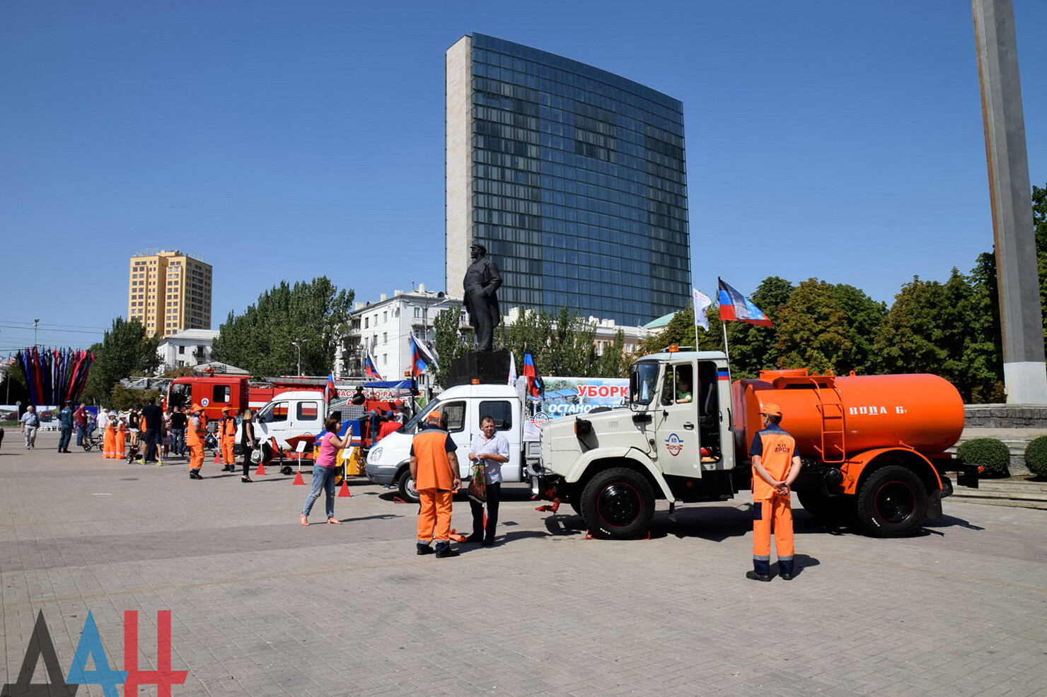 В центре Донецка впервые открылась выставка дорожно-строительной и  коммунальной техники - Общество - ДАН