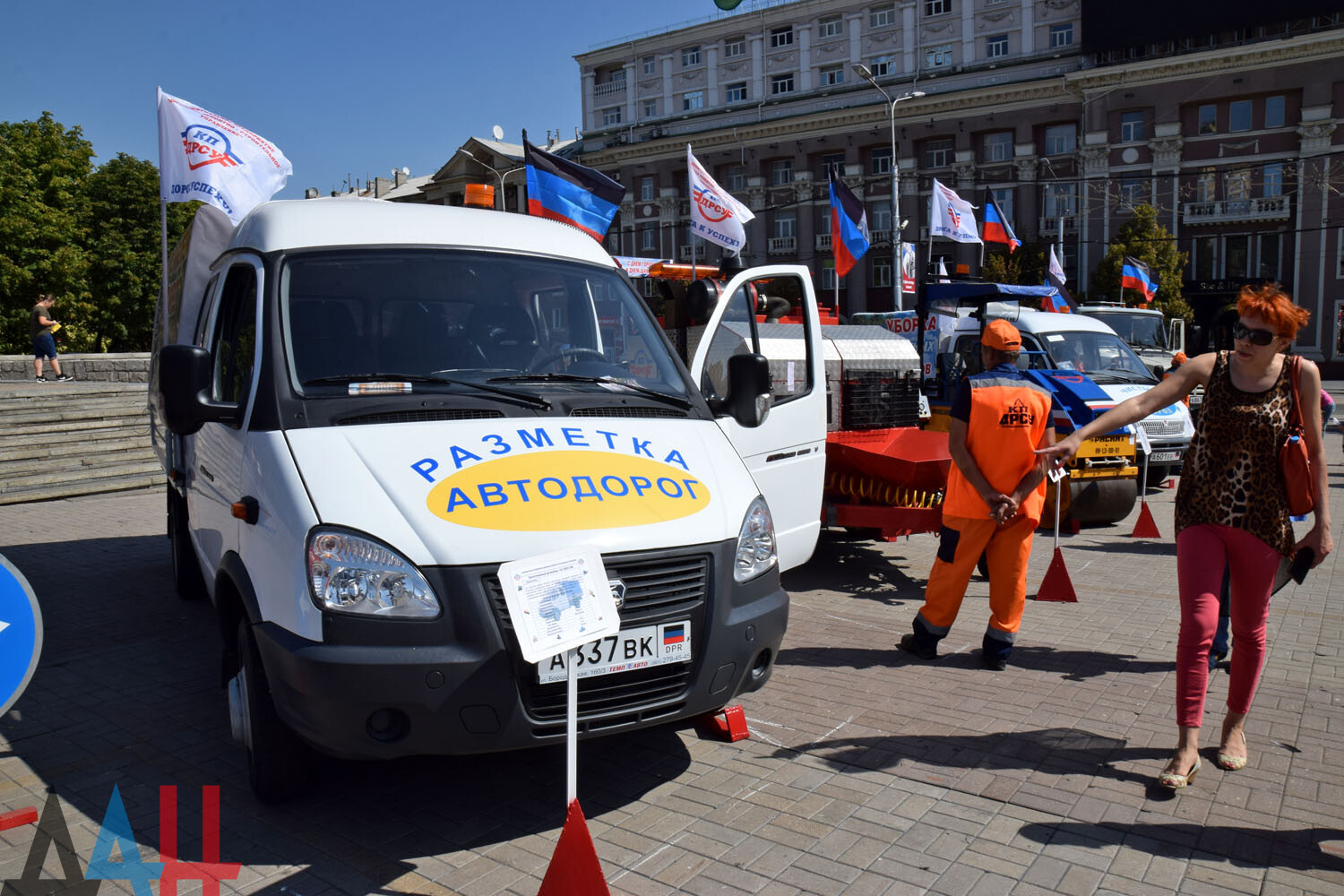 В центре Донецка впервые открылась выставка дорожно-строительной и  коммунальной техники - Общество - ДАН