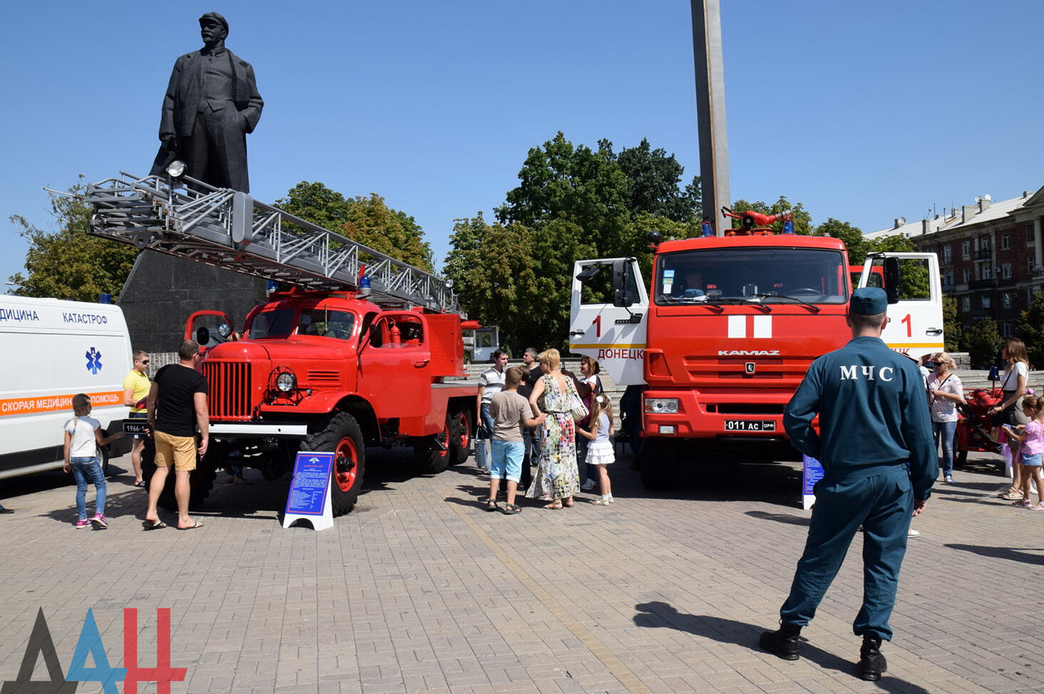 В центре Донецка впервые открылась выставка дорожно-строительной и  коммунальной техники - Общество - ДАН