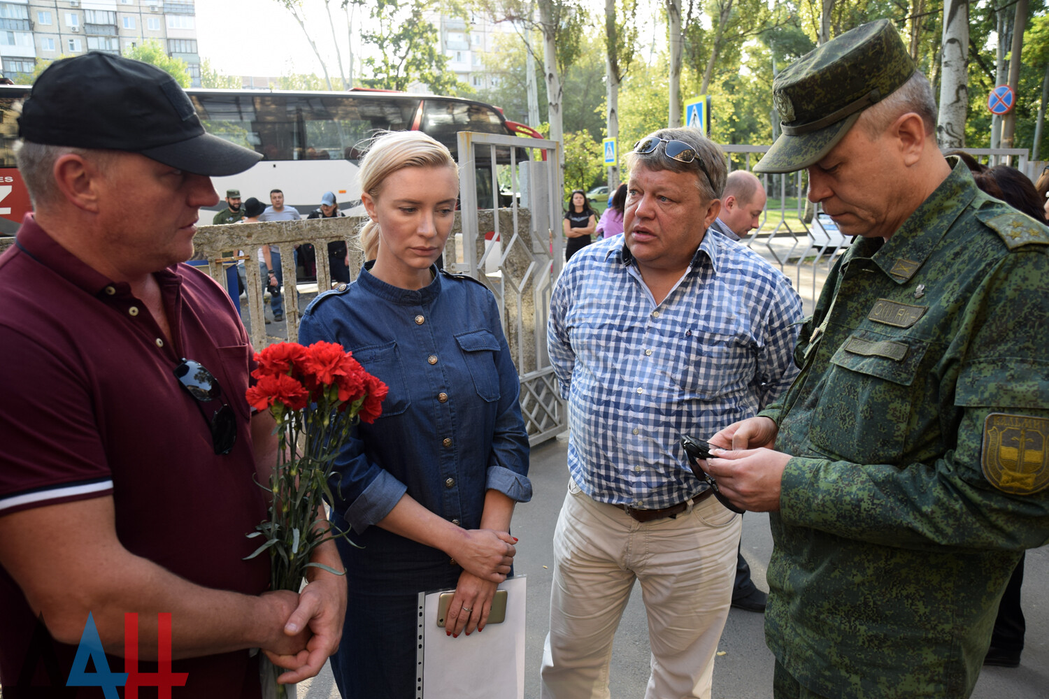 В Донецке увековечили память Доктора Лизы, подарившей шанс на жизнь сотням  детей Донбасса - Общество - ДАН