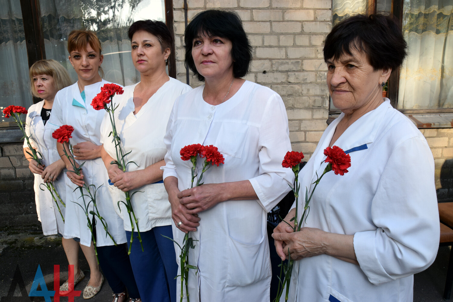 В Донецке увековечили память Доктора Лизы, подарившей шанс на жизнь сотням  детей Донбасса - Общество - ДАН