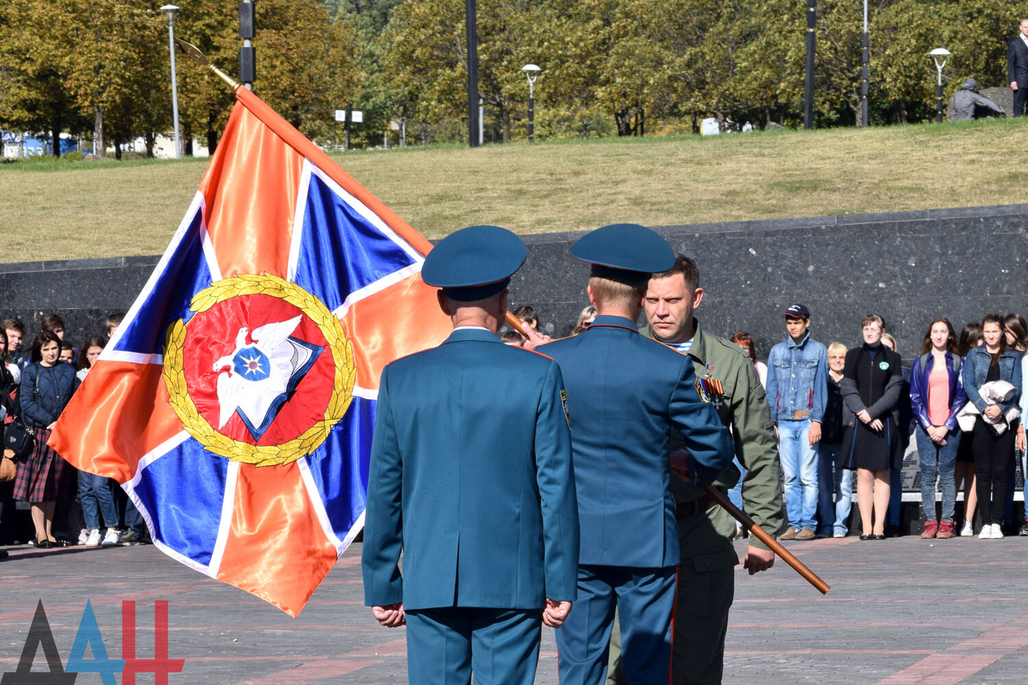 Глава ДНР в третью годовщину создания МЧС Республики вручил знамя Академии  гражданской защиты - Общество - ДАН