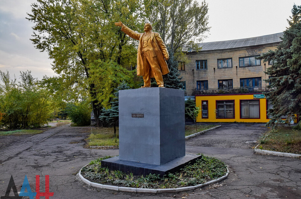 Донецк кировское. Памятник Ленина на Кировском исполком Донецк. Памятник Ленину в Донецке Ростовской области. Памятники Ленинского района Донецка. Памятник Ленину в ДНР.