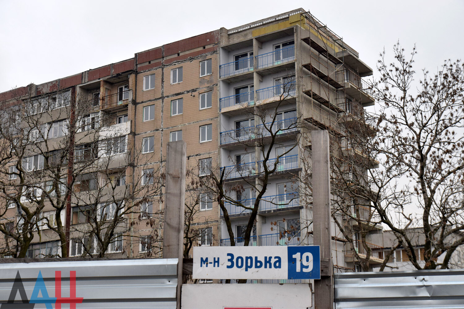 ФОТО: Основной этап восстановления полуразрушенной огнем ВСУ многоэтажки в  Ясиноватой завершен - Общество - ДАН