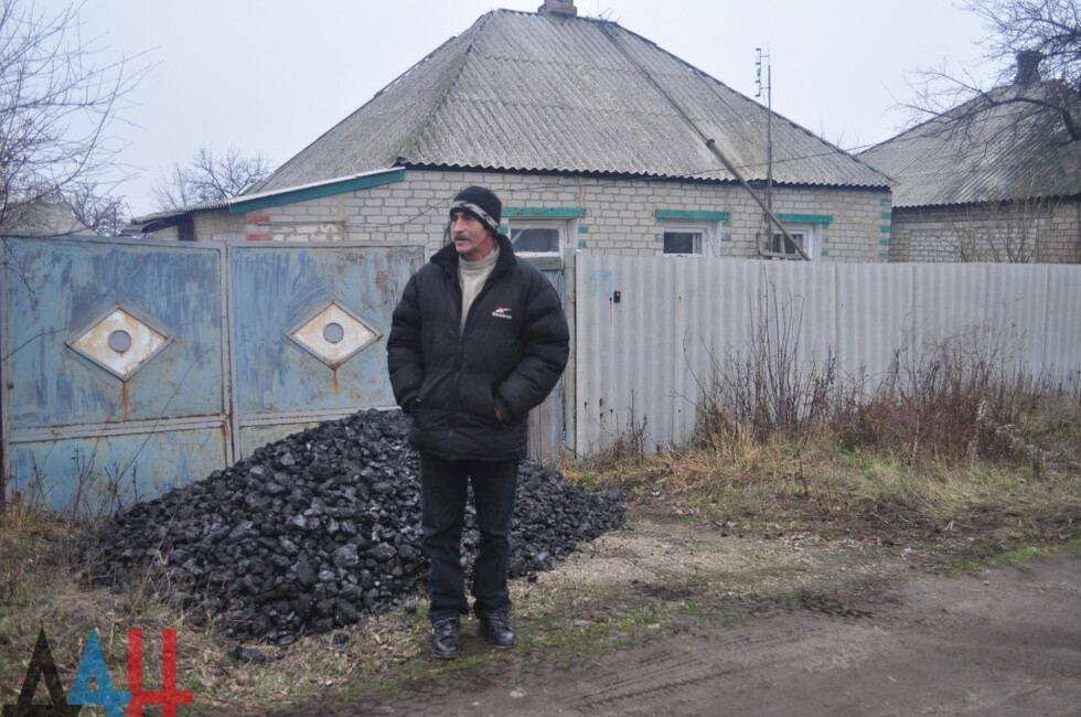 Фото: доставка угля жителям прифронтового поселка Зайцево, Горловка, 2017 год, архив.