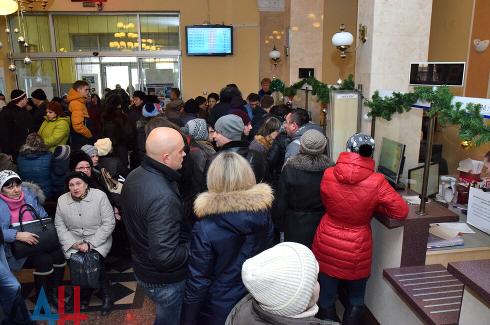 Фото: очередь желающих приобрести стартовый пакет "Феникс", Донецк, 12 января 2018.