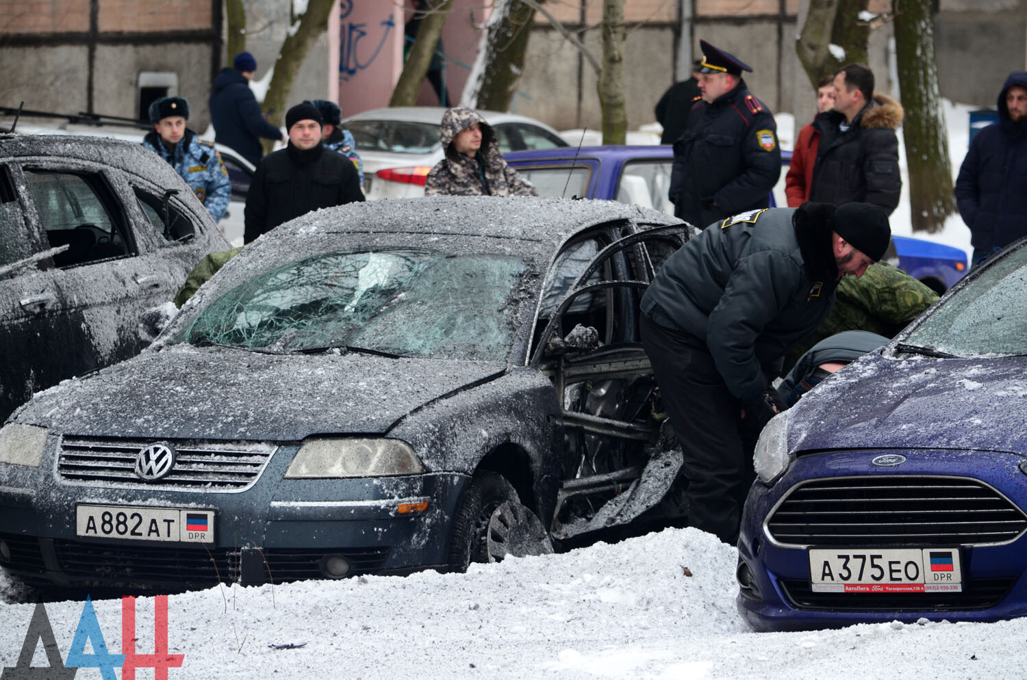 Донецк автомобильный. Автомобили Донецка. Последствия взрыва машины. Взорвали автомобиль в Донецке. Разрушенные легковые автомобили в Донецке.