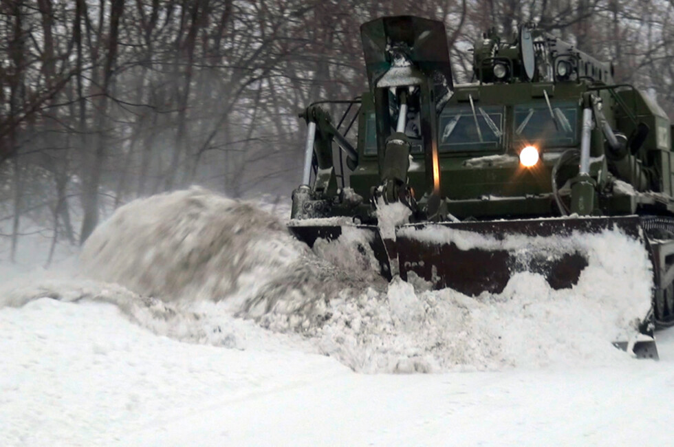ДНР из снега. Снежный перемет на дороге Военная машина. Состояние посёлка Снежное в ДНР на сегодняшний день.