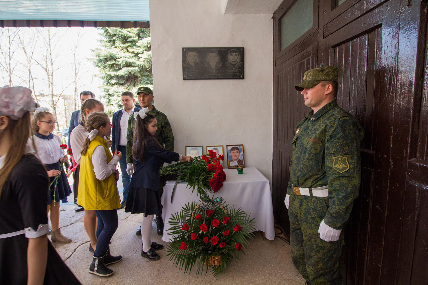 Имена троих погибших защитников ДНР увековечили на здании их родной школы в  Енакиево - Общество - ДАН