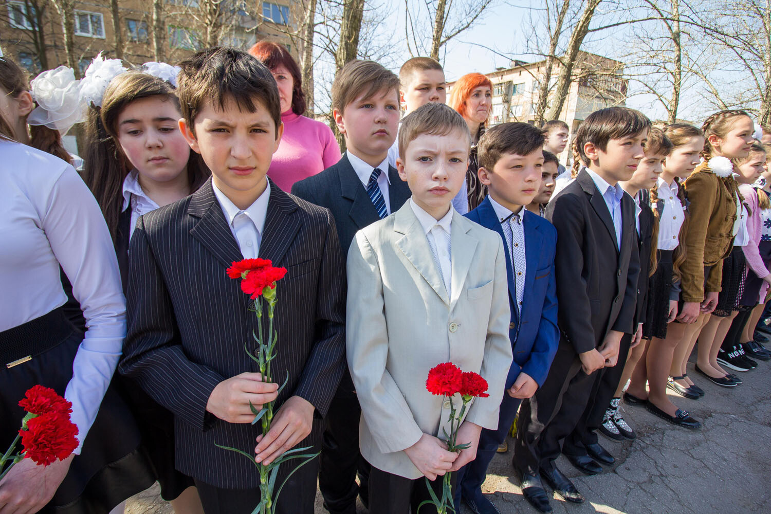 Имена троих погибших защитников ДНР увековечили на здании их родной школы в  Енакиево - Общество - ДАН