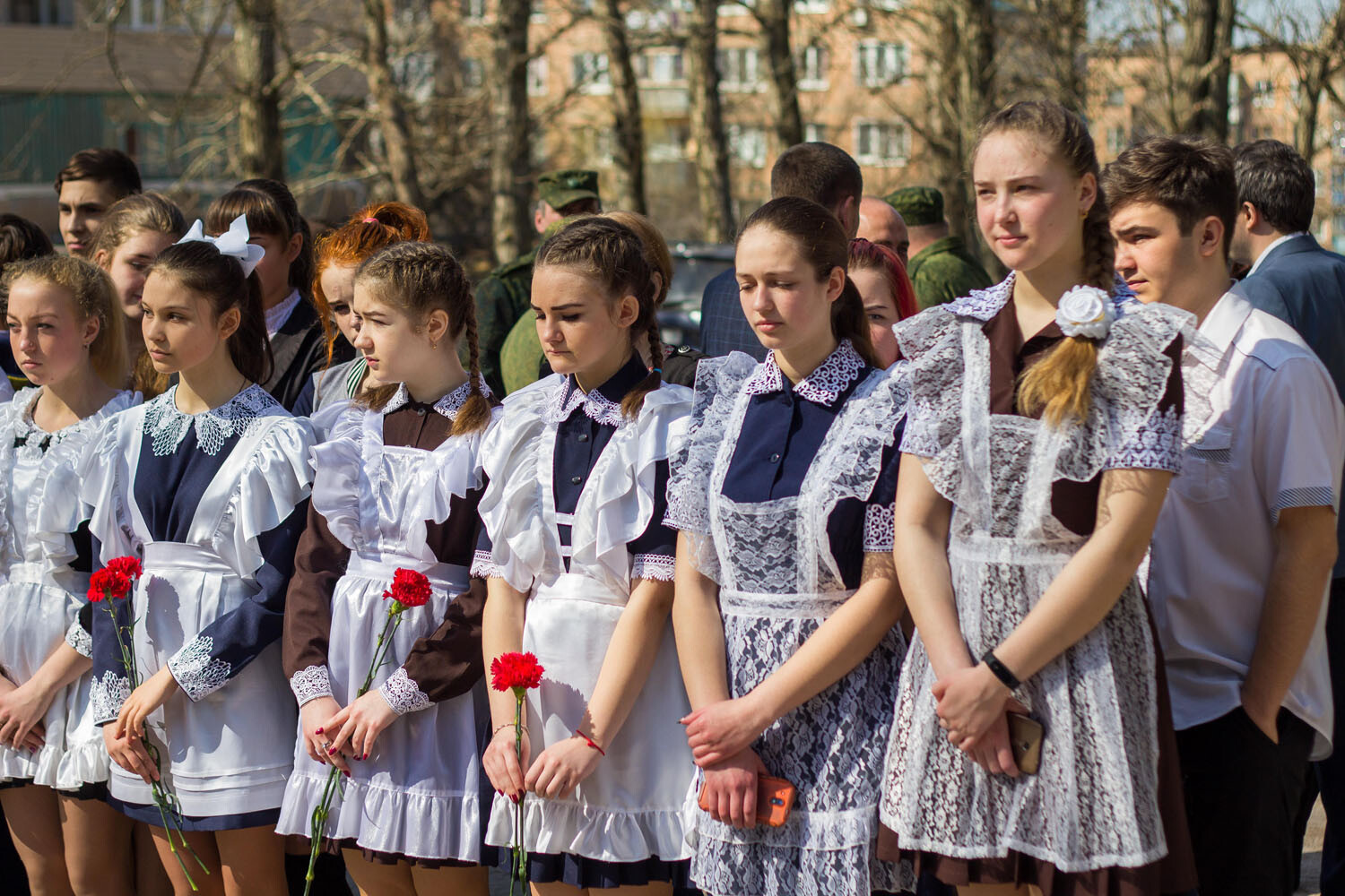 Имена троих погибших защитников ДНР увековечили на здании их родной школы в  Енакиево - Общество - ДАН