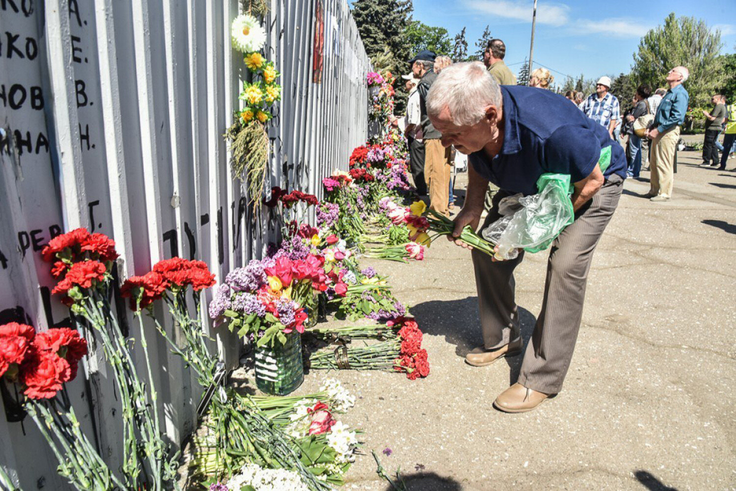 Сотни людей в память о жертвах трагедии 2 мая возложили цветы к Одесскому  дому профсоюзов - Общество - ДАН