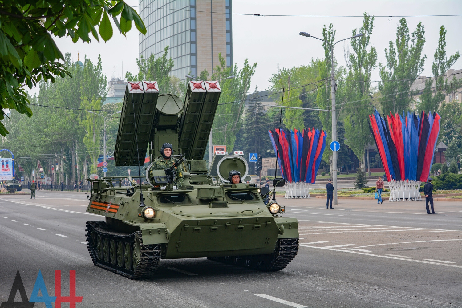 Части войсковые донецк. Военный парад в ДНР. Военная техника в Донецке. Парад Донецк техника. Парад военной техники в ДНР.