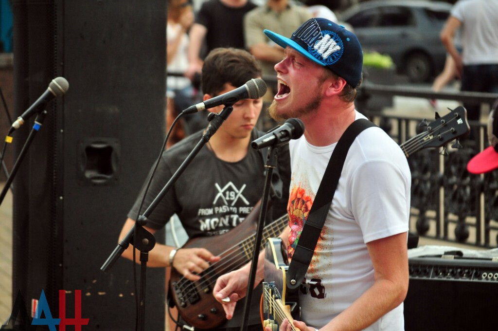 Донецкая рок группа. Рок группа визит донецк. Рок группа донецк гарната. Группа дебош. Mirov band группа.