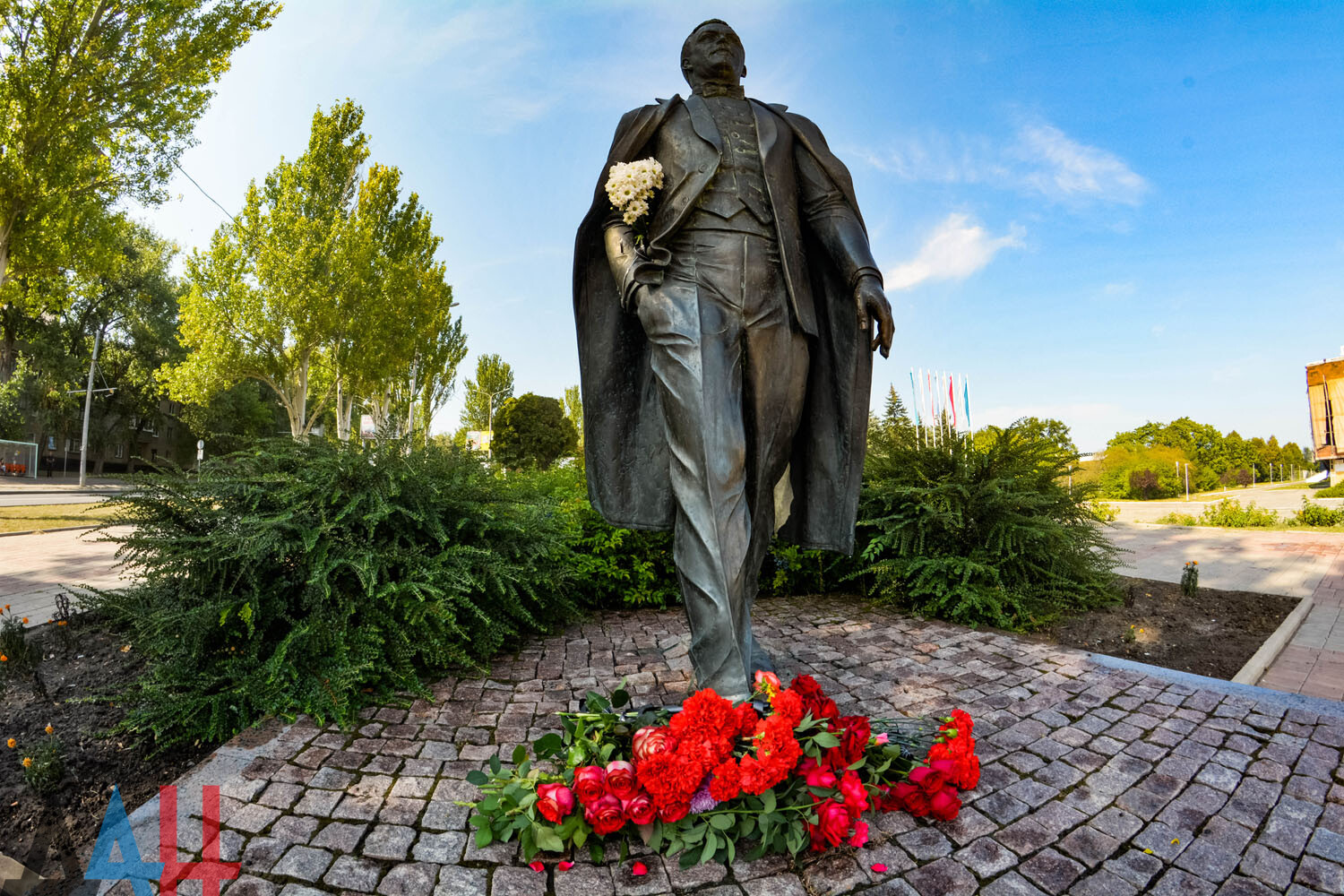 Памятник ru. Памятник Иосифу Кобзону Донецк. Памятник Иосифу Кобзону. Памятник Кобзону за 52 миллиона. Памятник Кобзону за 52.