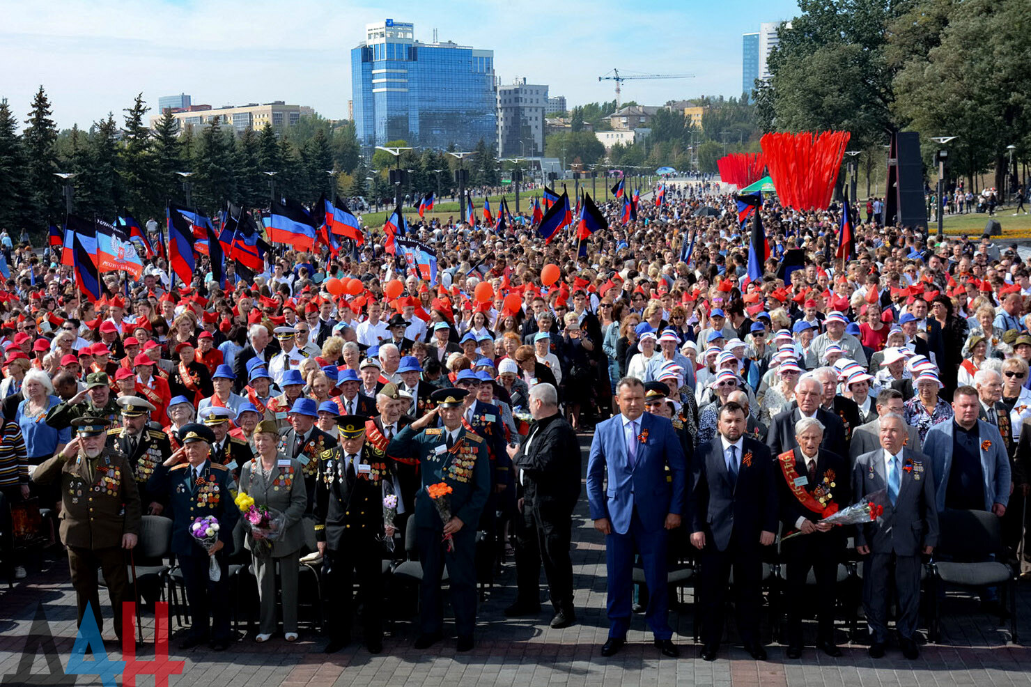 День воссоединения донецкой народной республики луганской. Донбасс митинг. С днем Победы Донбасс. Митинг в Донецке 2014. Митинг в Луганске 2014.