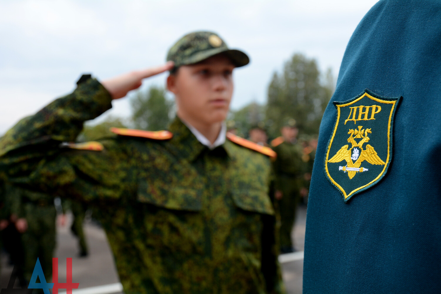 Части войсковые донецк. Войска ДНР форма. Форма донецких военных. Права военнослужащих картинки. Шеврон Донецкий военный лицей.