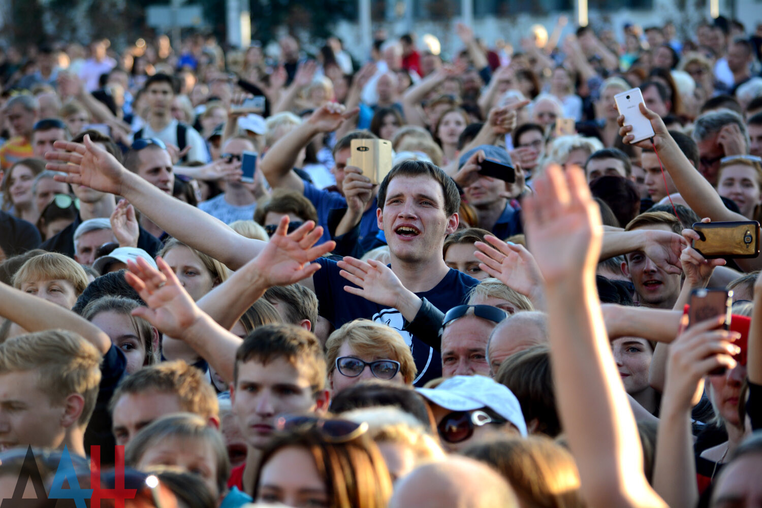 Самый большой концерт в России. Российский концерт фото. Рекорд зрителей на концерте в России. Луганск Главная площадь где проходят концерты.