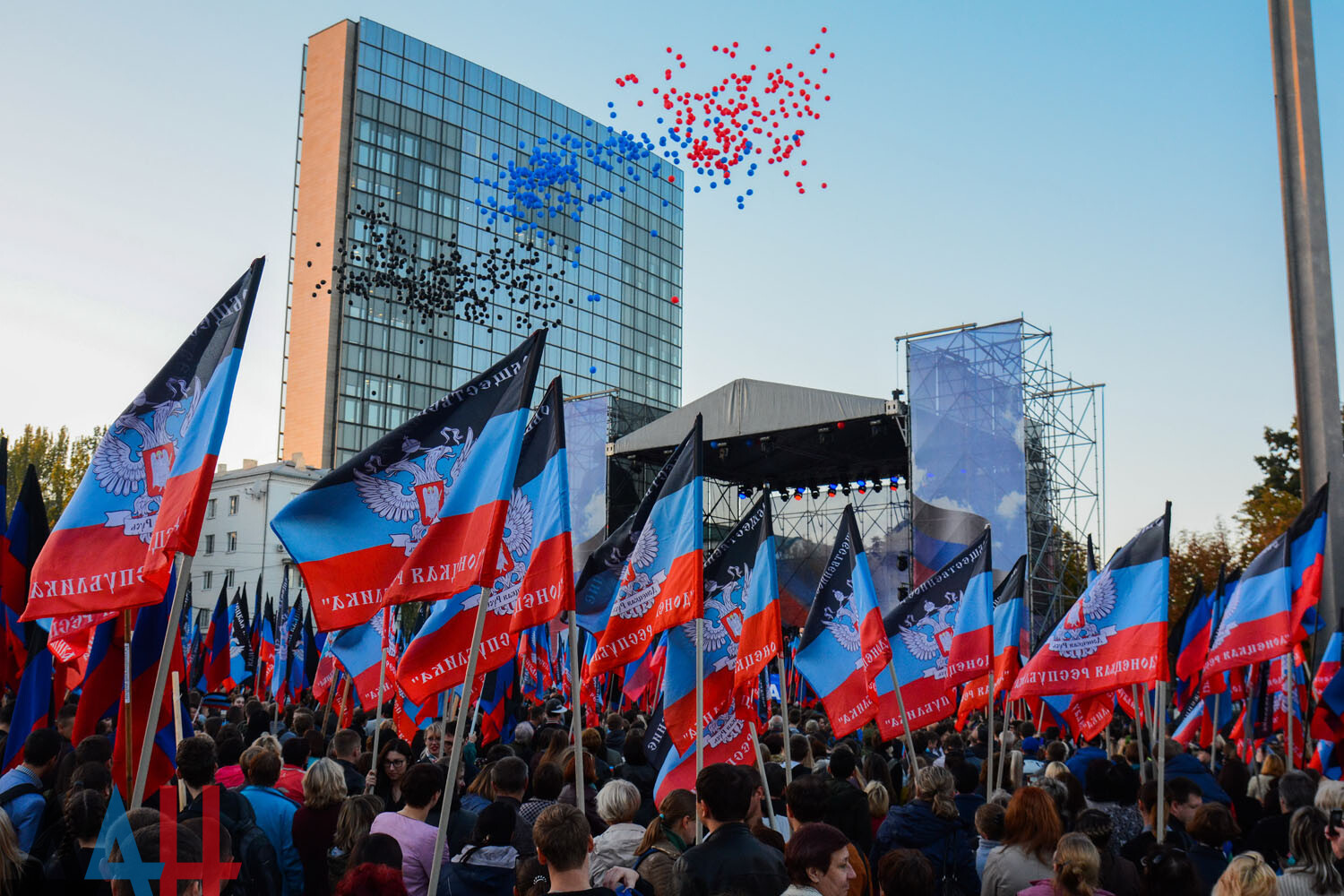 Фоторепортаж: Многотысячный митинг, посвященный Дню флага ДНР, прошел в  центре Донецка - Политика - ДАН