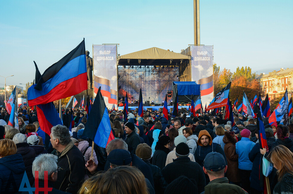 Выборов 21. Донбасс митинг. Митинги на Донбассе 2014. Протесты в Донбассе. Донбасс митинг за Россию.