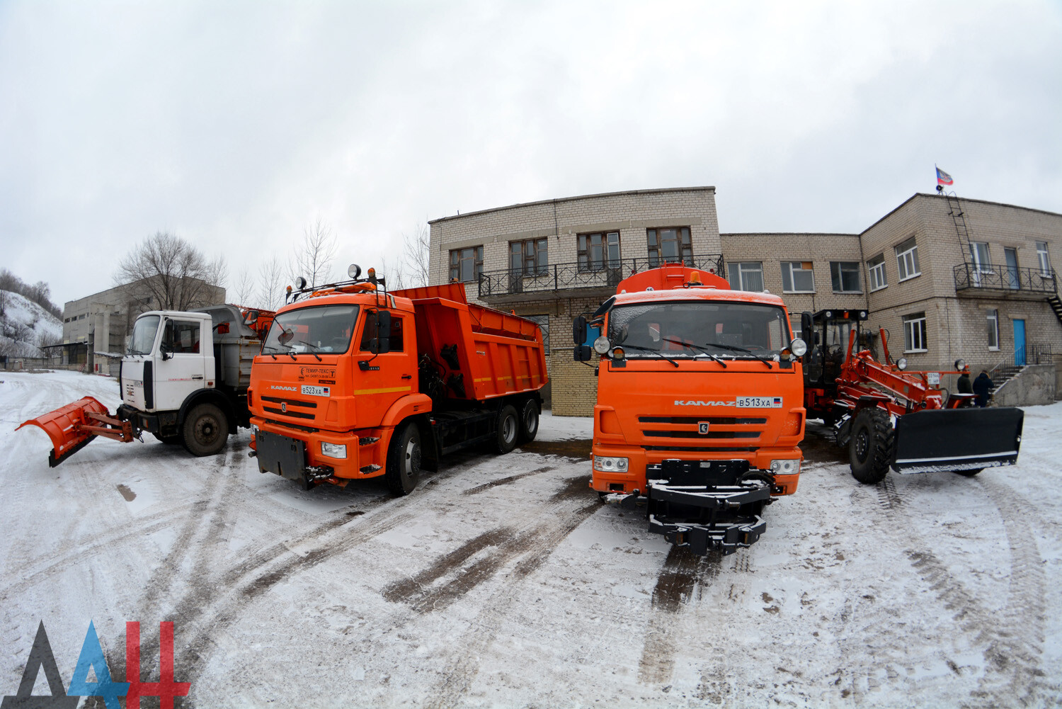 Минстрой ДНР передал городам и районам дорожную технику, поступившую по  линии гумпомощи из РФ (ФОТО) - Общество - ДАН