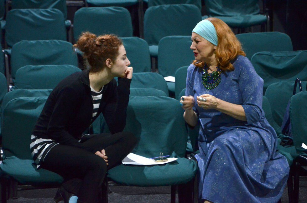 Фото с репетиции спектакля "Лев зимой"