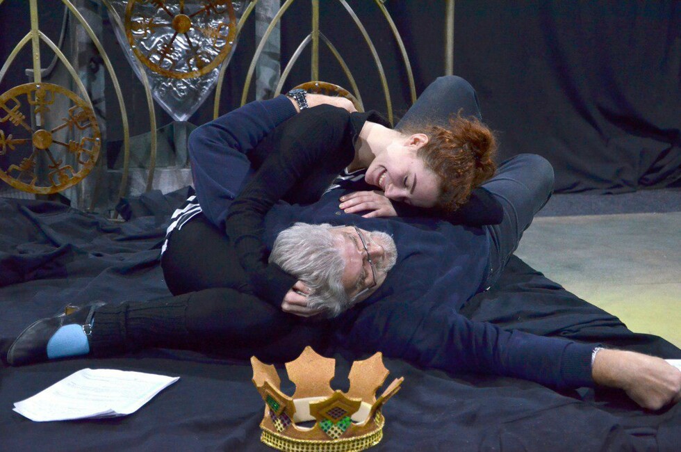 Фото с репетиции спектакля "Лев зимой"