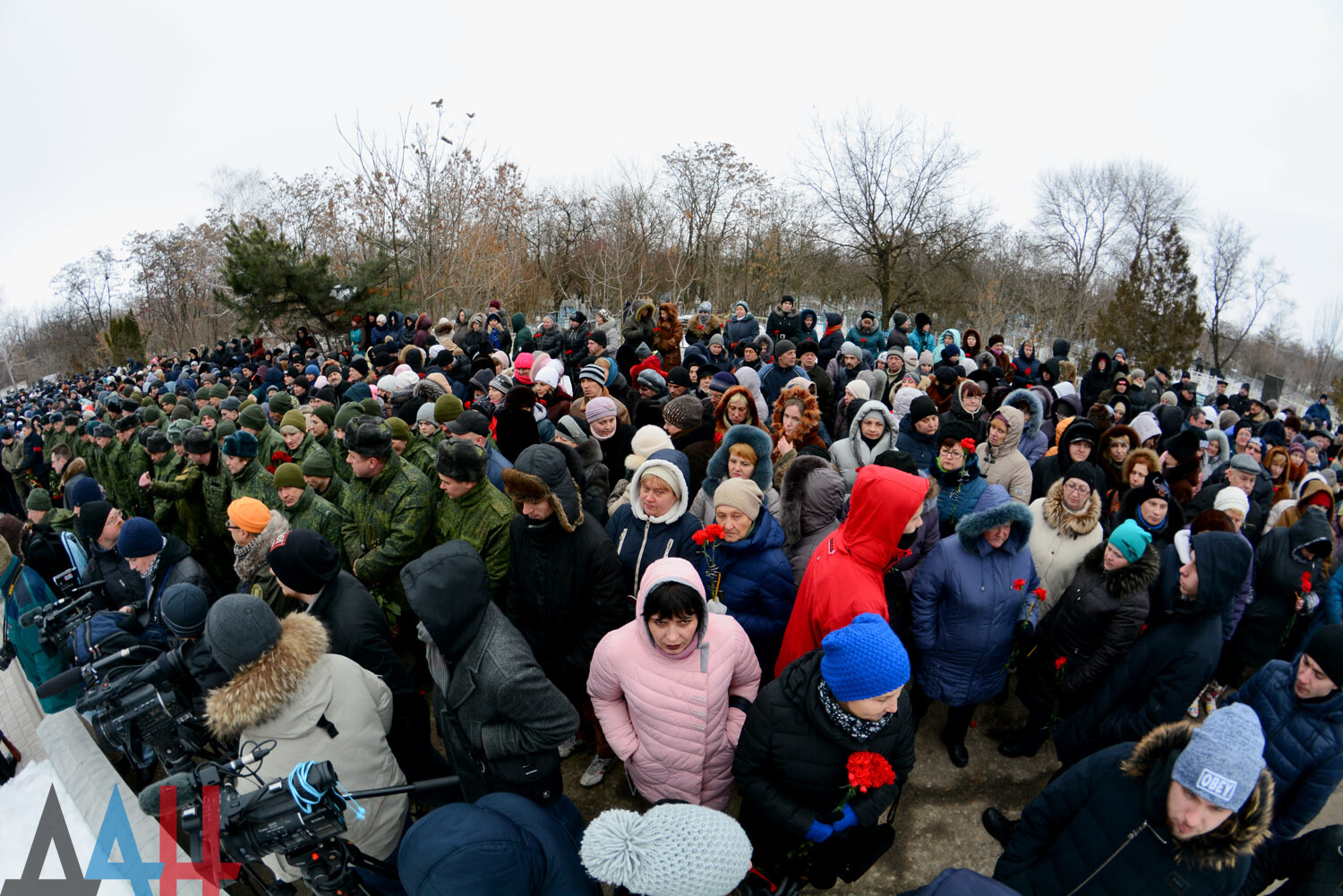 Фото: Свыше 2000 жителей ДНР во вторую годовщину гибели Михаила Толстых  возложили цветы к его могиле - Оборона - ДАН