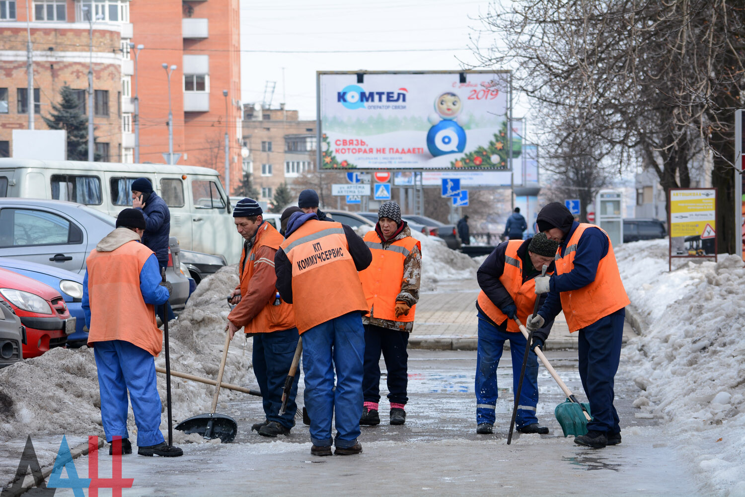 Более 6000 коммунальных работников задействованы в ликвидации гололеда на  дорогах ДНР – Минстрой - Общество - ДАН