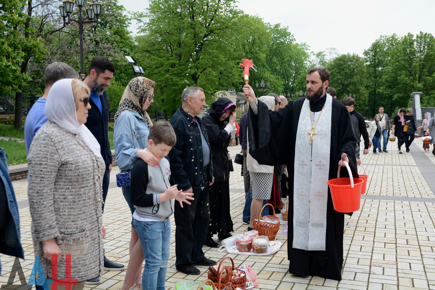 В Спасо-Преображенском кафедральном соборе Донецка начали освящать  пасхальные куличи (ФОТО) - Общество - ДАН