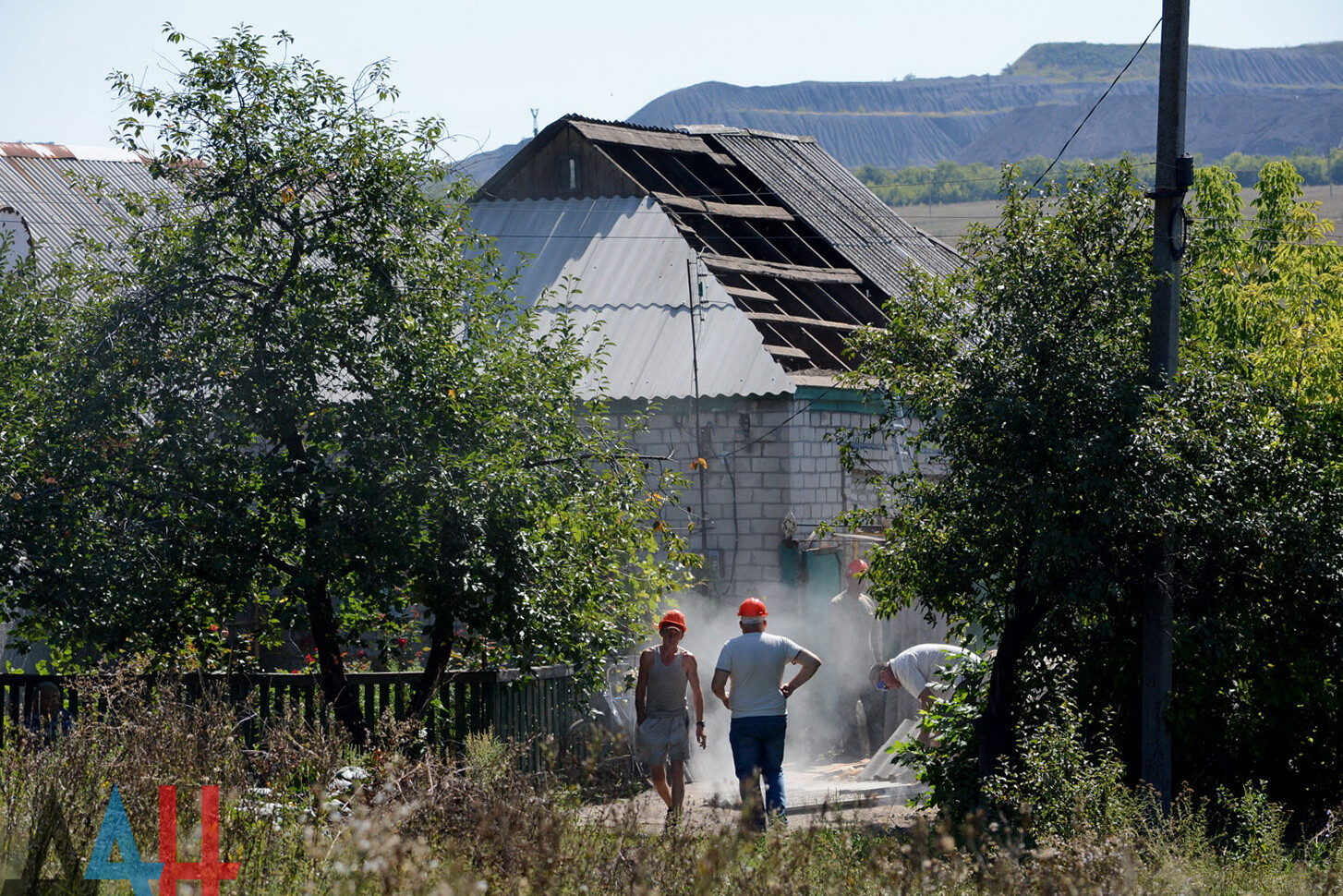 ФОТОРЕПОРТАЖ: Восстановление поврежденных украинскими обстрелами домов в  предместьях Ясиноватой - Общество - ДАН