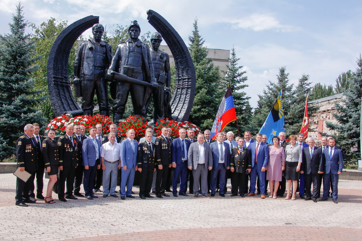 Жители ДНР почтили память погибших горняков возложением цветов к мемориалу  «Подвиг шахтеров Макеевки» - Общество - ДАН