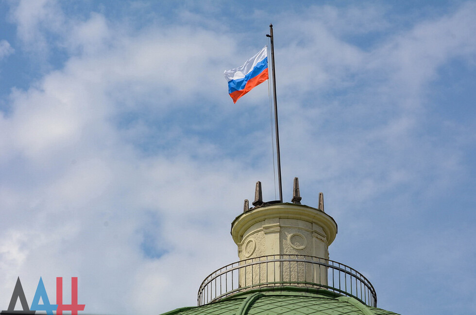 Флаг России на здании библиотеки им. Крупской в Донецке
