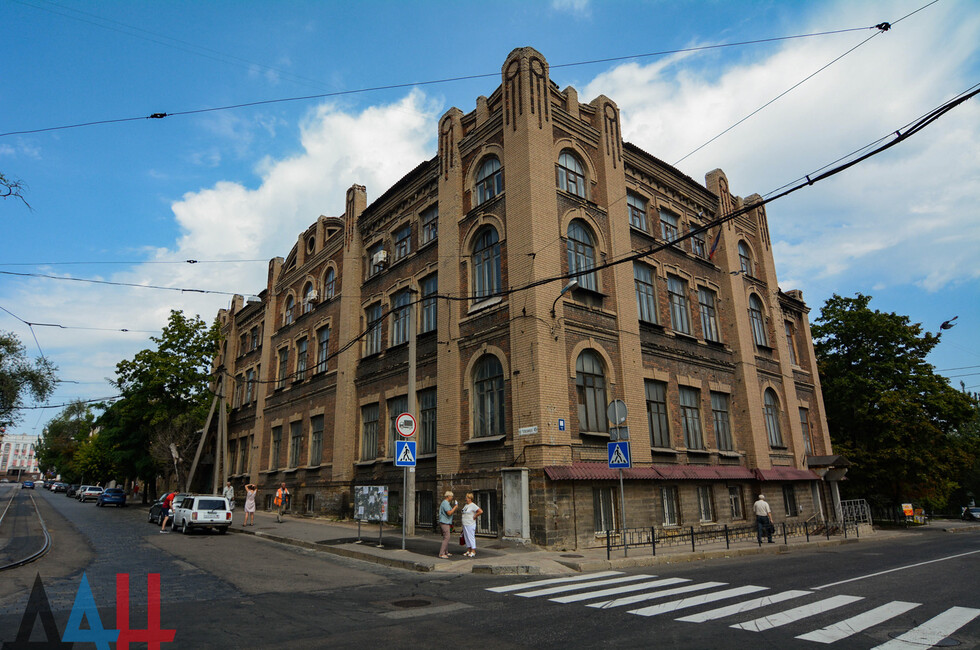 Братская школа, основана церковным братством Спасо-Преображенской церкви, здание построено в начале XX века.