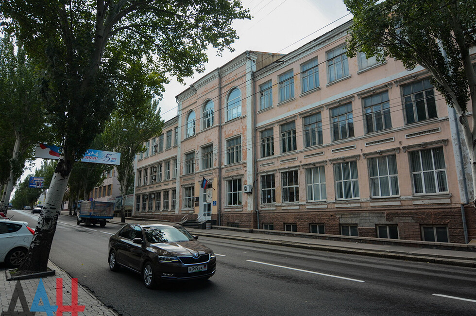 Юзовское 8-классное коммерческое училище «Просвещение», здание построено в 1909 году