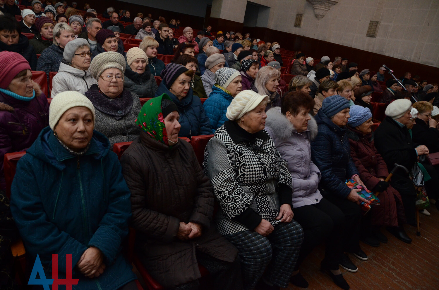 Около 400 макеевчан обсудили с властями проблему подземных толчков в  Советском районе города - Общество - ДАН