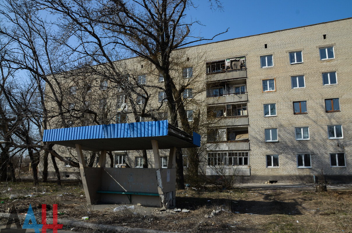 ФОТОРЕПОРТАЖ: В ДНР начали восстанавливать поврежденные боями дома возле  аэропорта Донецка - Общество - ДАН