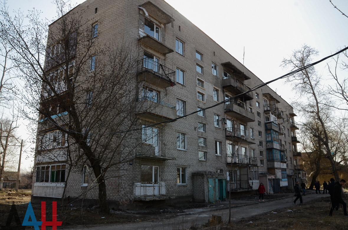 ФОТОРЕПОРТАЖ: В ДНР начали восстанавливать поврежденные боями дома возле  аэропорта Донецка - Общество - ДАН