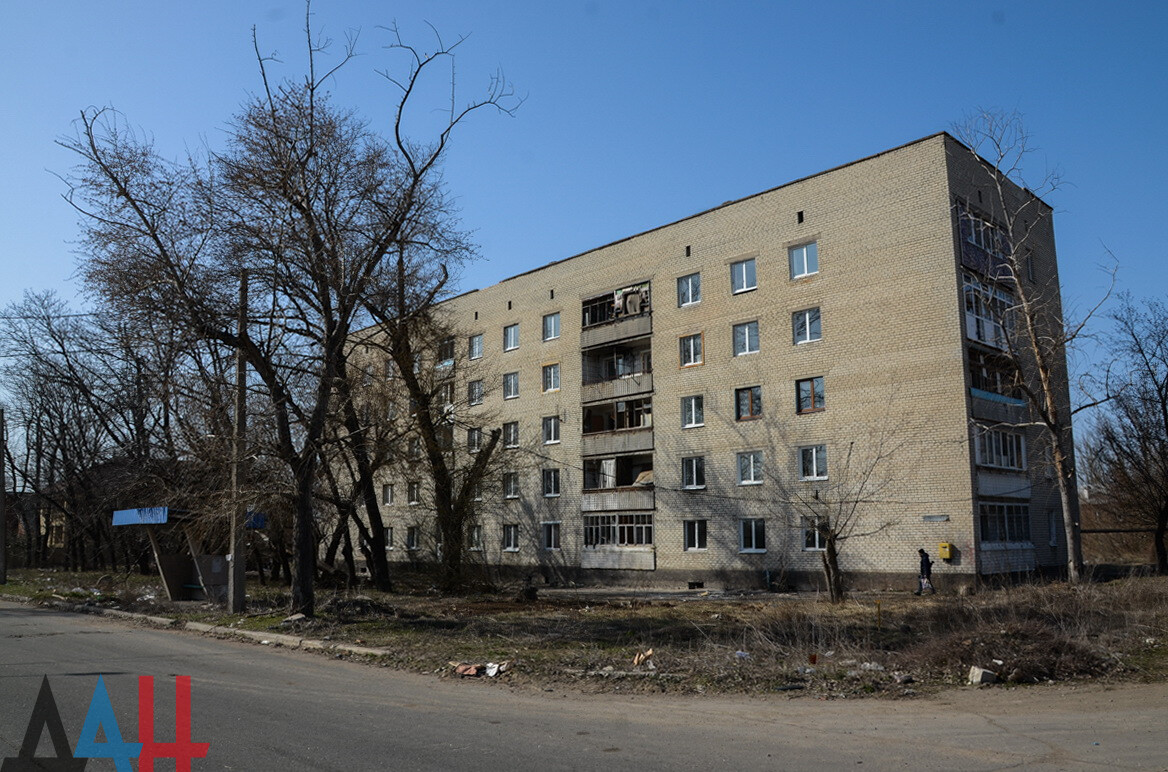 ФОТОРЕПОРТАЖ: В ДНР начали восстанавливать поврежденные боями дома возле  аэропорта Донецка - Общество - ДАН