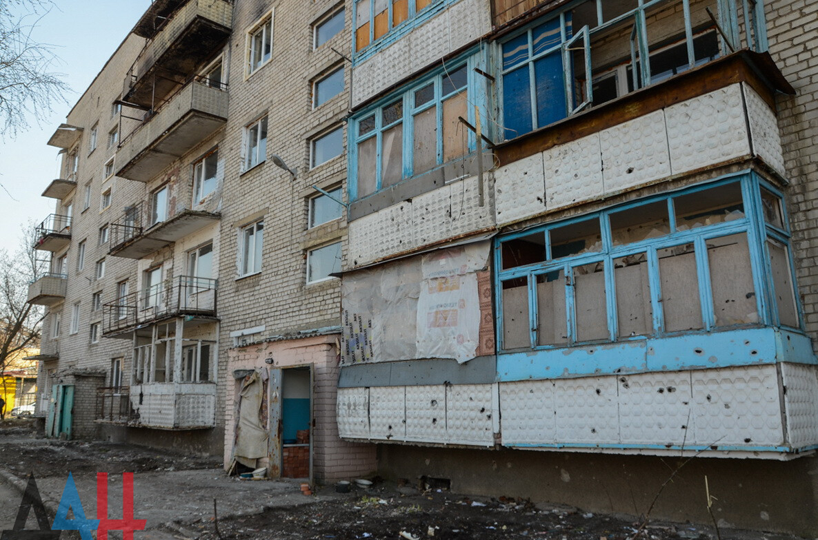 ФОТОРЕПОРТАЖ: В ДНР начали восстанавливать поврежденные боями дома возле  аэропорта Донецка - Общество - ДАН