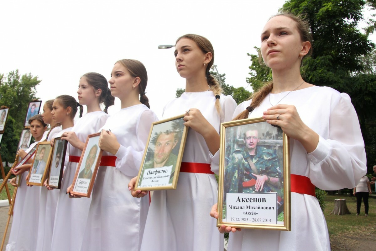 Жители ДНР почтили память павших в ходе боев за Шахтерск военнослужащих и  гражданских - Общество - ДАН