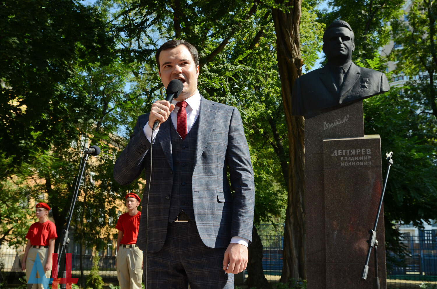 В ДНР митингом отметили 100-летие Владимира Дегтярева, сделавшего Донецк  городом миллиона роз - Общество - ДАН