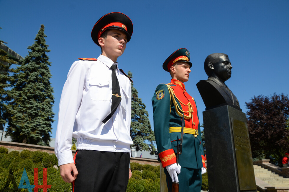 Донецкое высшее. Аллея героев Аксай. Почетный караул на Подольских курсантов. Памятник освобождения Донбасса выпуск офицеров ДВВПУ.