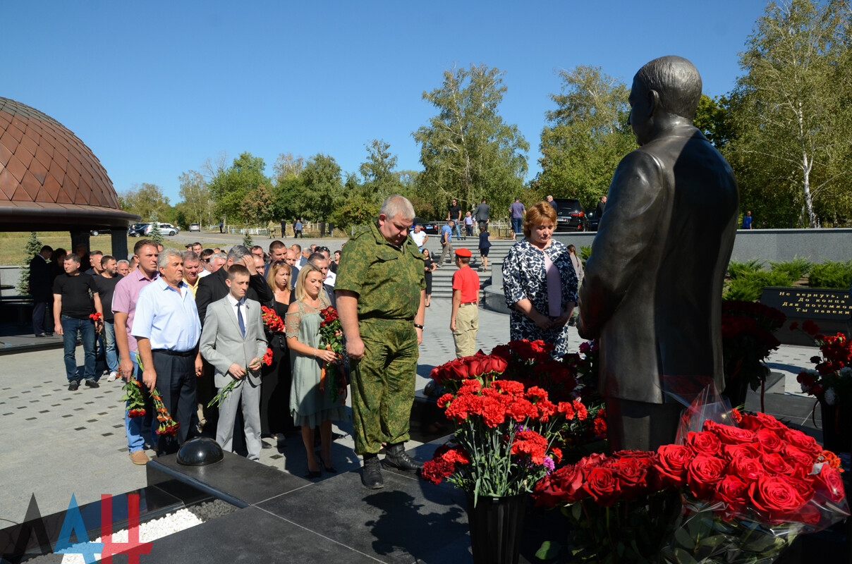 Могила захарченко в донецке фото