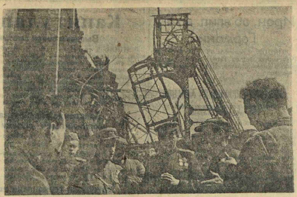 Жители рассказывают о преступлениях фашистов. Сзади – шахта 3-4, в шурф которой бросали трупы убитых жителей. Газета «Правда» №225 (9361) от 10 сентября 1943 г.