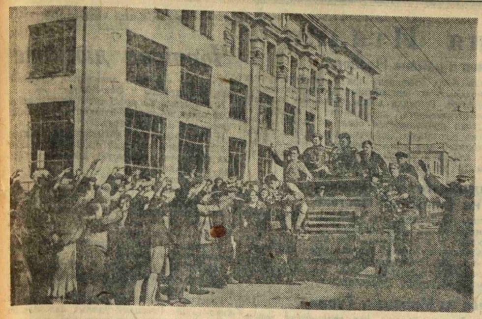 У здания Центрального универмага. Газета «Правда» №225 (9361) от 10 сентября 1943 г.