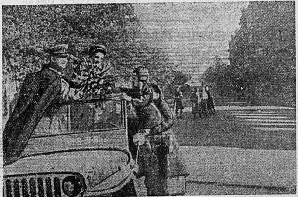 Жители встречают воинов Красной Армии. Газета «Красная звезда», №213 (5584) от 9 сентября 1943 г.