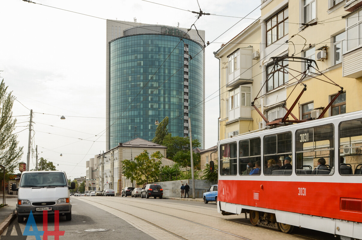 На известной донецкой высотке Green Plaza исчезли следы войны, фанеру  сменили новые стеклопакеты - Общество - ДАН