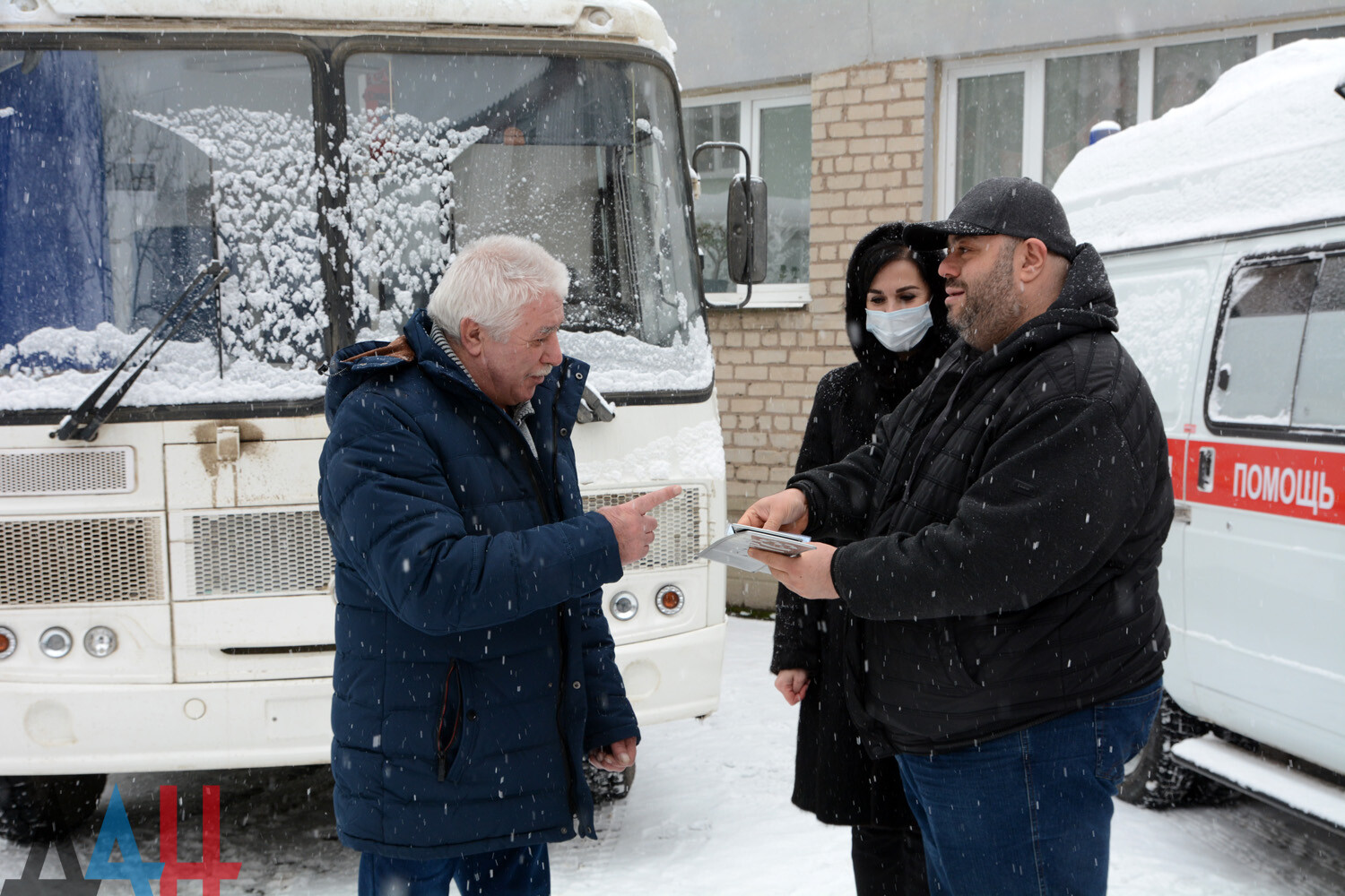 Машина скорой помощи и мобильный ФАП переданы в Харцызск по линии  благотворительной помощи из РФ - Общество - ДАН